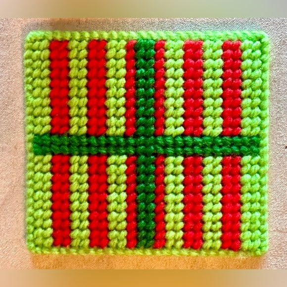 New Handmade Christmas Yarn & Needlepoint set of 6 Coasters in Holder. Vintage - Picture 12 of 13